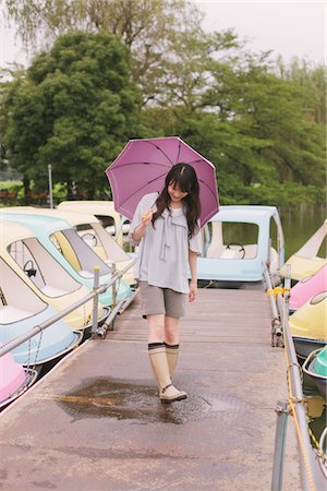 simsearch:700-00609350,k - Young adult woman with umbrella Foto de stock - Direito Controlado, Número: 859-03840127