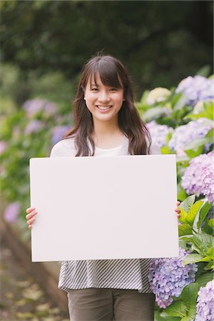 simsearch:859-06537774,k - Young adult woman holding White board Fotografie stock - Rights-Managed, Codice: 859-03840156