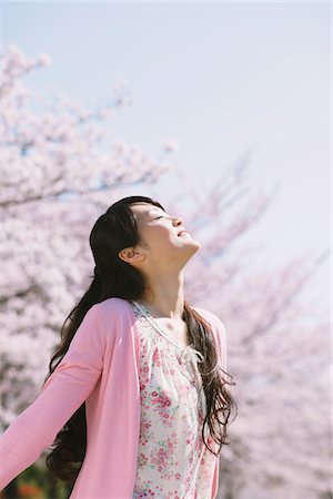 respiro profundo - Young Woman in Front of Cherry blossoms Foto de stock - Con derechos protegidos, Código: 859-03840163