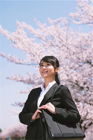 simsearch:859-07150189,k - Femme d'affaires en Front de Cherry blossoms Photographie de stock - Rights-Managed, Code: 859-03840171