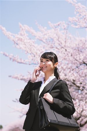 simsearch:859-06380101,k - Femme d'affaires en Front de Cherry blossoms Photographie de stock - Rights-Managed, Code: 859-03840228