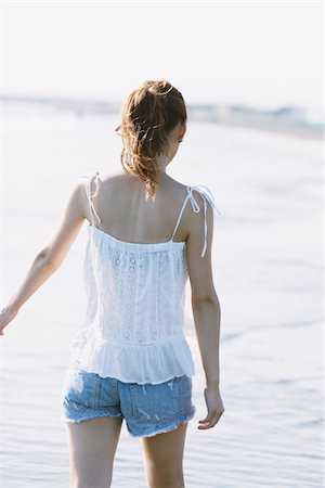 Jeune femme patauger à Seaside Photographie de stock - Rights-Managed, Code: 859-03840425