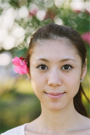 simsearch:614-07145856,k - Portrait Of Beautiful Japanese Young Woman Wearing Flower Stock Photo - Rights-Managed, Code: 859-03840440