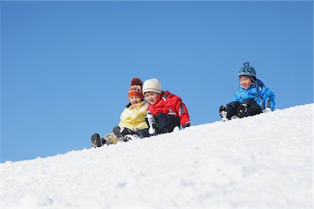 simsearch:859-03841002,k - Enfants glissant vers le bas dans la neige Photographie de stock - Rights-Managed, Code: 859-03840583