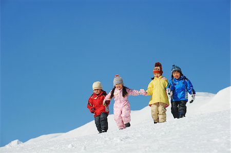 friends playing in snow - Children Holding Hands Together Foto de stock - Con derechos protegidos, Código: 859-03841008