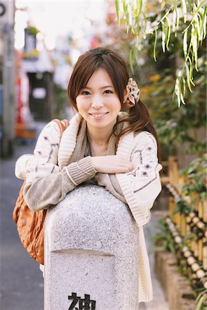 simsearch:859-03885445,k - Femmes japonaises sac à main de transporter et penchement en Pole Photographie de stock - Rights-Managed, Code: 859-03860479