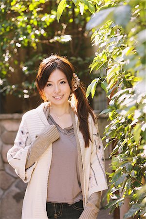 people stand in front brick wall - Femmes japonaises permanent de feuilles Photographie de stock - Rights-Managed, Code: 859-03860495