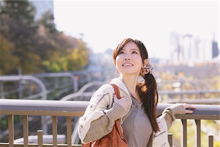 Japanese Women Standing On Bridge And Looking Up Foto de stock - Con derechos protegidos, Código: 859-03860506