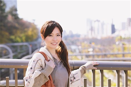 simsearch:859-03839444,k - Japanische Frauen stehen auf Brücke Stockbilder - Lizenzpflichtiges, Bildnummer: 859-03860507