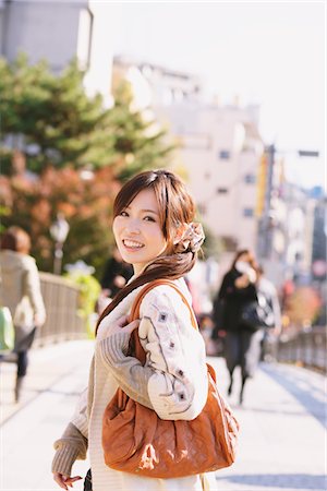 simsearch:859-03885445,k - Femmes japonaises souriant et la marche en plein air Photographie de stock - Rights-Managed, Code: 859-03860517