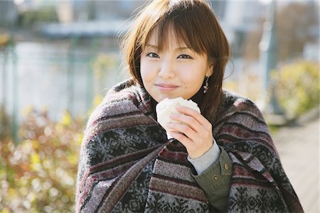 simsearch:859-03885467,k - Femmes japonaises manger des Dim Sum et portant châle Photographie de stock - Rights-Managed, Code: 859-03860553