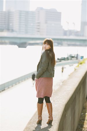 simsearch:859-03860564,k - Japanese Women Standing On Wall And Looking Back Stock Photo - Rights-Managed, Code: 859-03860579