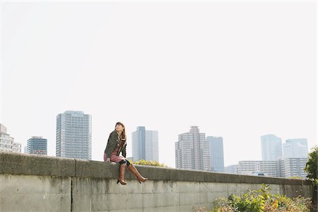 Femmes assises sur le mur Photographie de stock - Rights-Managed, Code: 859-03860588