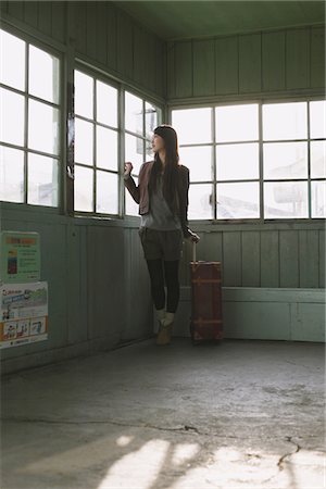 simsearch:859-03755499,k - Jeune femme dans la salle d'attente à la Station Photographie de stock - Rights-Managed, Code: 859-03860724