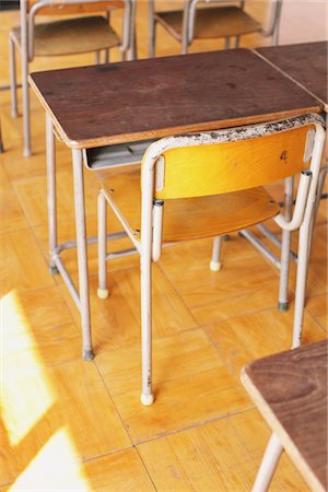 desk not studio not people - Bureau en salle de classe vide Photographie de stock - Rights-Managed, Code: 859-03860745