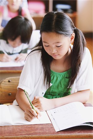 D'apprentissage du japonais étudiant dans la salle de classe Photographie de stock - Rights-Managed, Code: 859-03860802