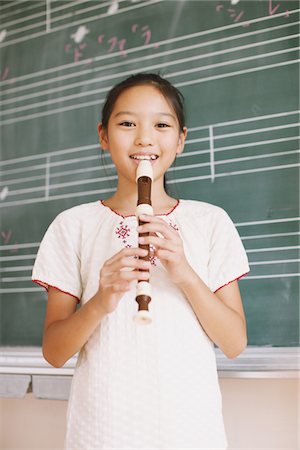 flauta dulce - Japanese Girl Playing Flute In Front Chalkboard Foto de stock - Con derechos protegidos, Código: 859-03860838