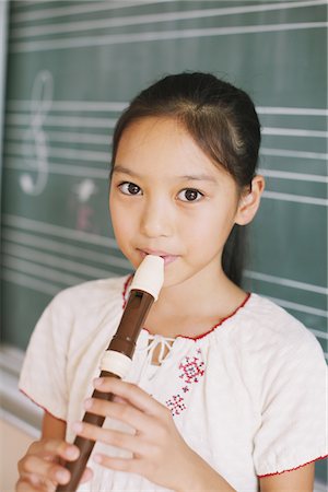 flauta dulce - Japanese Girl Playing Flute Foto de stock - Con derechos protegidos, Código: 859-03860839