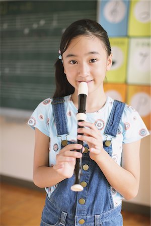 flauta dulce - Japanese Girl Playing Flute Foto de stock - Con derechos protegidos, Código: 859-03860842