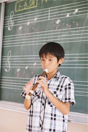 flauta dulce - Japanese Boy Playing Flute In Front Chalkboard Foto de stock - Con derechos protegidos, Código: 859-03860843