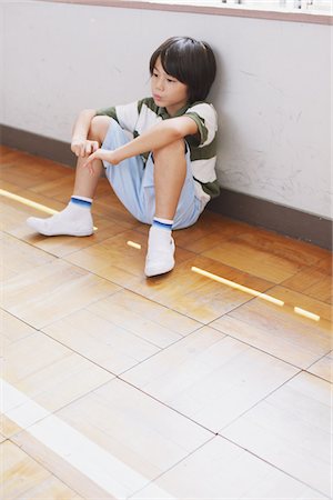 sitting sad boy - Lycéen japonais siégeant seul étage Photographie de stock - Rights-Managed, Code: 859-03860859