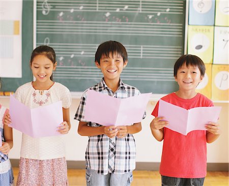 simsearch:656-04926609,k - Children In Music Class Holding Note and Smiling Foto de stock - Direito Controlado, Número: 859-03860851