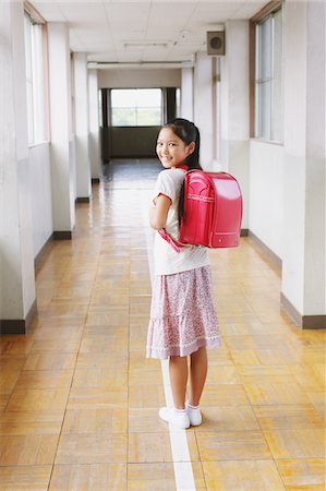 simsearch:859-03860897,k - Écolière souriant avec le sac d'école Photographie de stock - Rights-Managed, Code: 859-03860881