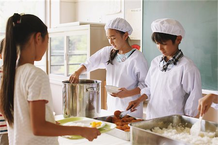 Étudiant servant une cuisine dans la salle de classe Photographie de stock - Rights-Managed, Code: 859-03860896