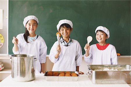 Student Catering Food In Classroom Foto de stock - Con derechos protegidos, Código: 859-03860898