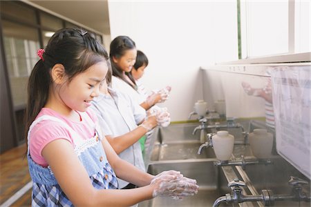 soap sink - Se laver les mains des enfants Photographie de stock - Rights-Managed, Code: 859-03860930