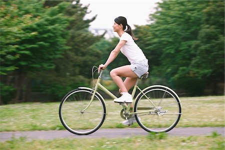 Frau Radfahren im Park Stockbilder - Lizenzpflichtiges, Bildnummer: 859-03884513