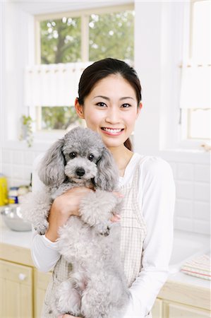 propietario de animal doméstico (hombre y mujer) - Woman Holding Toy Poodle And Smiling Foto de stock - Con derechos protegidos, Código: 859-03884831
