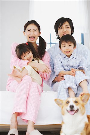 family dog lifestyle - Family Portrait With Their Pet Foto de stock - Con derechos protegidos, Código: 859-03884852