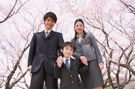 Portrait de groupe de famille japonaise sous les cerisiers en fleurs Photographie de stock - Rights-Managed, Code: 859-03884996