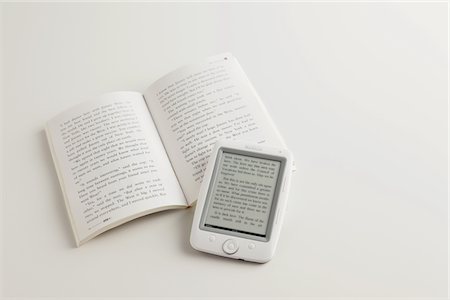 e-reader - Digital book et livre Photographie de stock - Rights-Managed, Code: 859-03885063