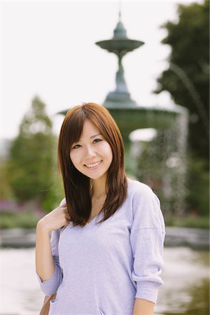 simsearch:859-03885445,k - Femmes japonaises qui posent à l'extérieur Photographie de stock - Rights-Managed, Code: 859-03885299