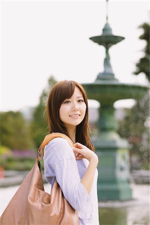simsearch:859-03839444,k - Japanische Frauen posiert im freien Stockbilder - Lizenzpflichtiges, Bildnummer: 859-03885300