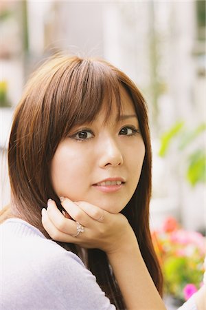 simsearch:859-03755279,k - Main de femmes japonaises sur le menton Photographie de stock - Rights-Managed, Code: 859-03885327
