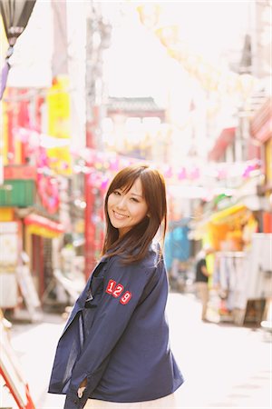 quartiere cinese - Japanese Women Walking In Chinatown's Street Fotografie stock - Rights-Managed, Codice: 859-03885349