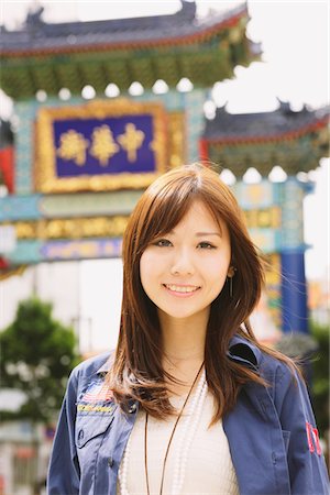 quartiere cinese - Happy Smiling Japanese Woman at Chinatown's Entrance Fotografie stock - Rights-Managed, Codice: 859-03885343