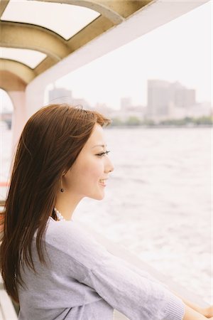 Japanese Women Standing On Boat And Looking Foto de stock - Con derechos protegidos, Código: 859-03885367