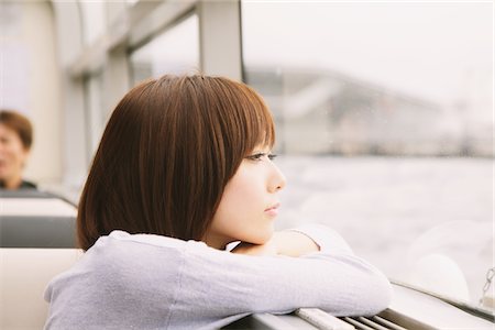 simsearch:859-03839444,k - Japanische Frauen Nachdenken über Deck Stockbilder - Lizenzpflichtiges, Bildnummer: 859-03885370