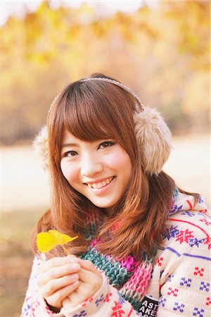 simsearch:859-06404994,k - Femmes japonaises souriant et la tenue des feuilles de Ginkgo Photographie de stock - Rights-Managed, Code: 859-03885407