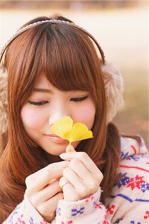 simsearch:859-03982540,k - Japanese Women Smelling Ginkgo Leaf Stock Photo - Rights-Managed, Code: 859-03885408