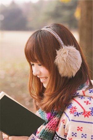 simsearch:859-03885419,k - Japanese Women Reading Book In Park Foto de stock - Direito Controlado, Número: 859-03885414