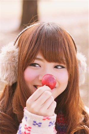 simsearch:859-03885419,k - Japanese Women Holding Red Cherry Foto de stock - Direito Controlado, Número: 859-03885417