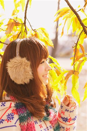 simsearch:859-03885419,k - Japanese Women Smiling By Leaves Fotografie stock - Rights-Managed, Codice: 859-03885422