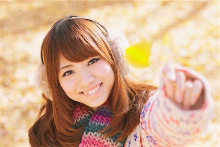 simsearch:859-03885419,k - Young Smiling Women Holding Ginkgo Leaf Foto de stock - Direito Controlado, Número: 859-03885438