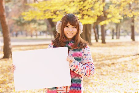 simsearch:859-03885419,k - Japanese Women Holding Whiteboard Foto de stock - Direito Controlado, Número: 859-03885448