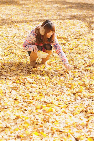 simsearch:859-03885419,k - Japanese Women Picks Out Leaves From Ground In Park Foto de stock - Direito Controlado, Número: 859-03885441